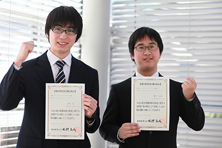 左から合格した後藤　悠 氏(3年)と瀬川　史彰 氏(4年)